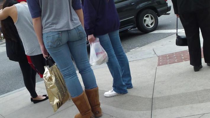 25P Teenie-Arsch und -Hintern in Bluejeans sehen sexy aus