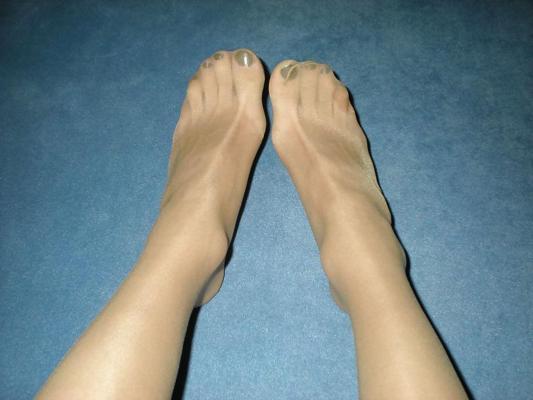 20P Crossdresser feet cock legs nylons
