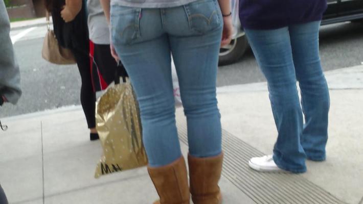 25P Cul et fesses en jeans si jolis