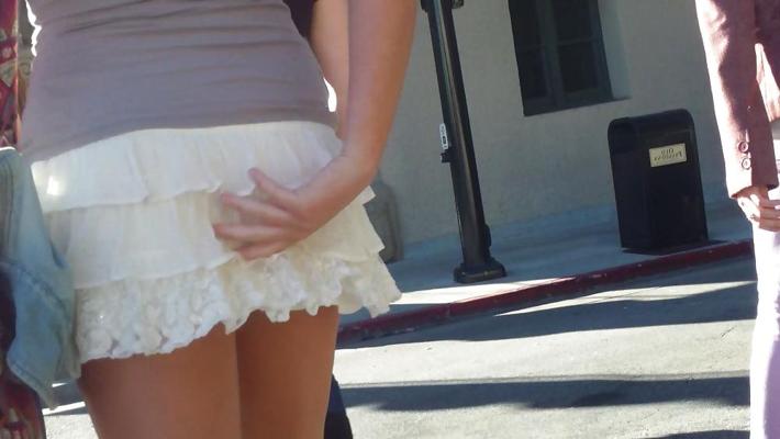 25P Des adolescentes sexy ont à nouveau le cul et les fesses en mini-jupe courte.