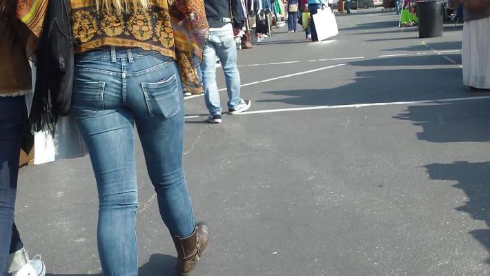 25P Sexy Teenie-Hippie-Hintern und Arsch in blauen Jeans