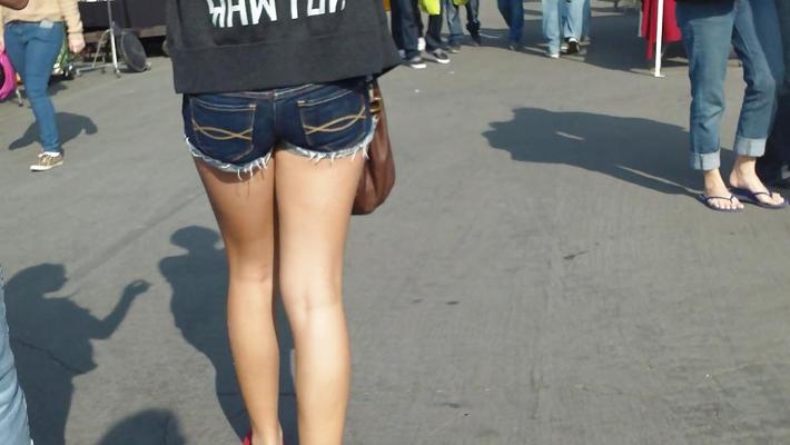 9P Cul et fesses d'une ado sexy dans un short en jean moulant
