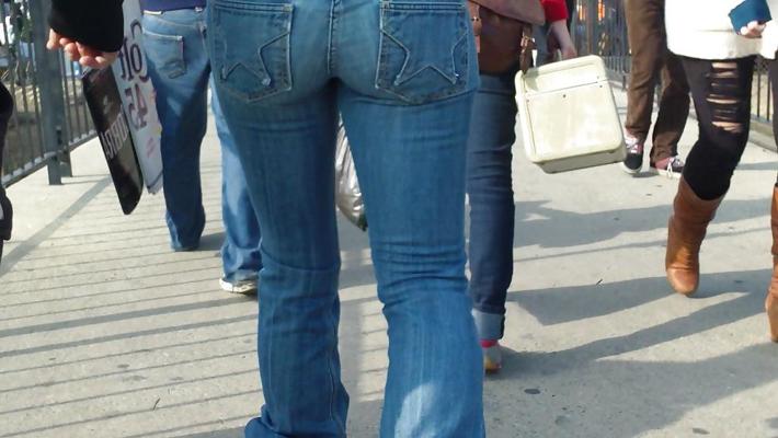 25P Cul et fesses d'adolescents dans un jean étoilé moulant