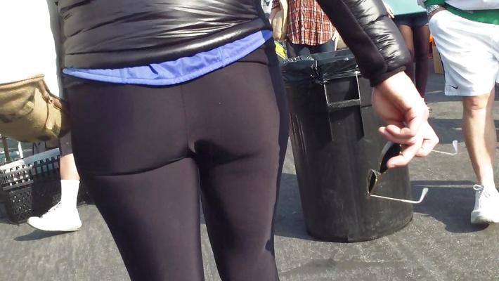 25P Fesses et fesses en spandex dans un pantalon serré