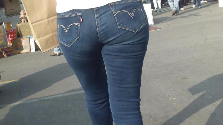 25P Beau gros cul et fesses en jeans moulants