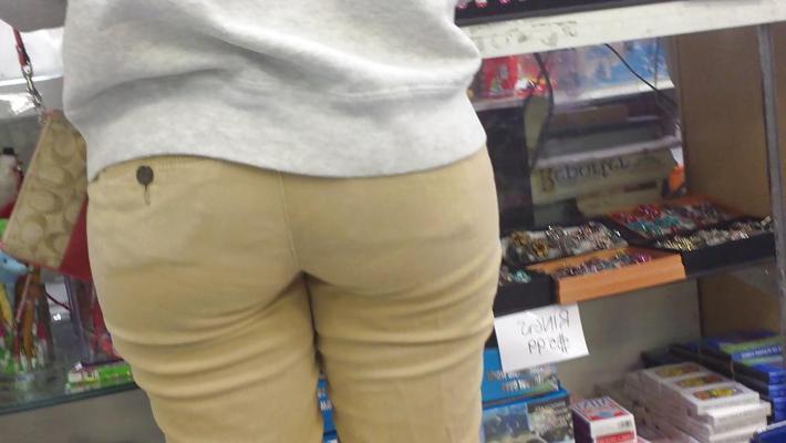 12P Cul et fesses d'une ado sexy et sexy en jeans jaunes serrés