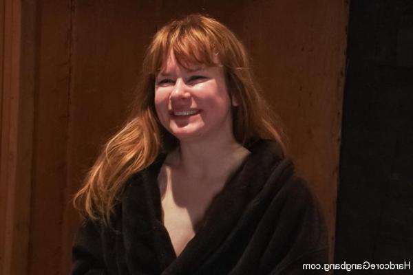 15P Claire Robbins plays a therapist who, instead of listening to her clients proble
