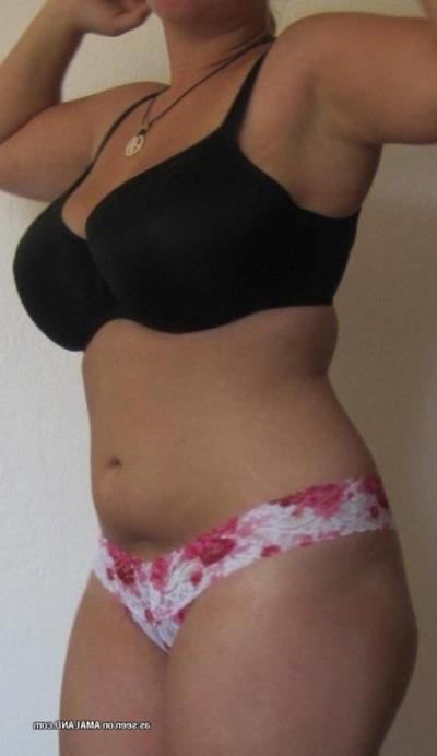 10P Naughty chunky chick posing naked at home