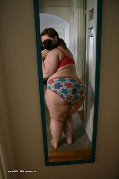 10P Collection of a teen plumper posing naked at home
