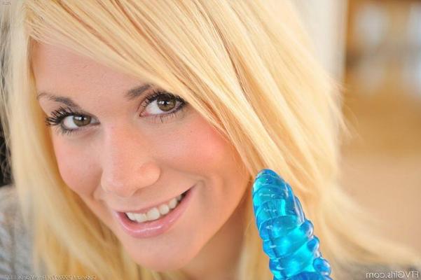 15P Mannequin amateur blonde qui a mal tourné joue avec la chatte