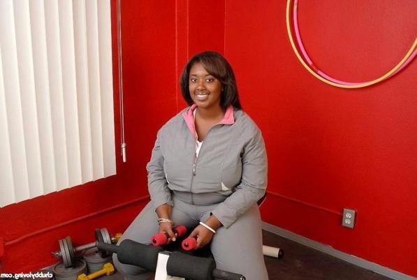 16P Fette, vollbusige Schwarze zieht sich aus und modelt im Fitnessstudio