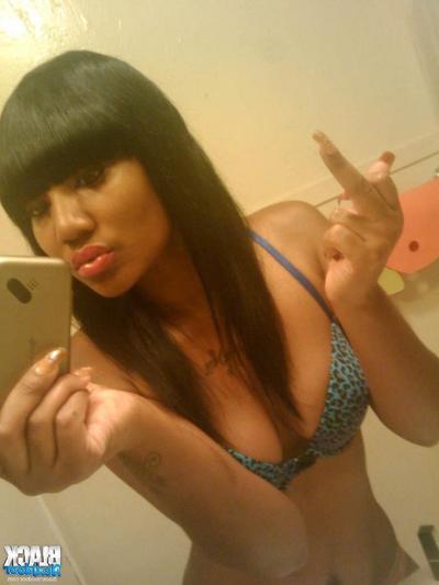 10P Plump lips hottie takes naughty mirror selfies
