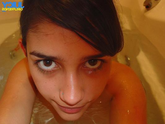 10P Nude amateur selfies in the bathtub