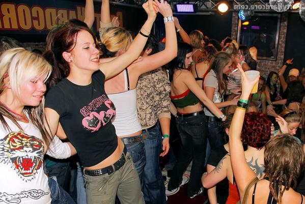 11P Party girls on the prowl for strippers