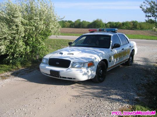 15P Melissa Midwest goes wild on the road in a cop car