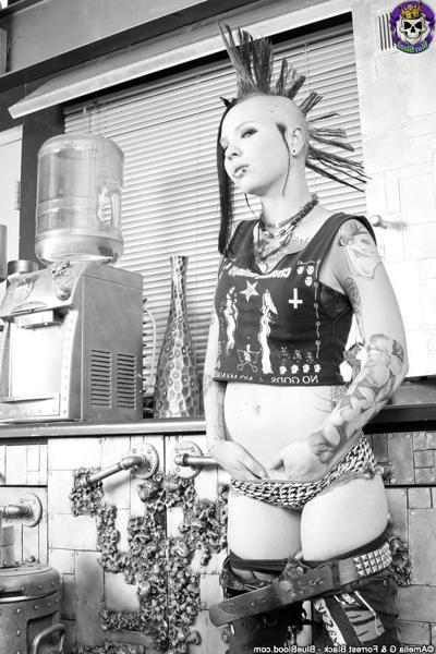 6P Hot Little Teen Punk Babe Shows Her Shave