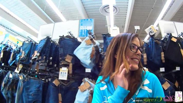 16P Une écolière sexy suce une bite dans un centre commercial
