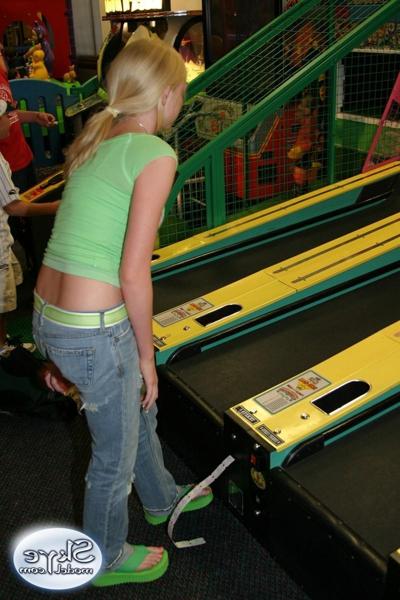 16P Blonder Amateur-Teenager neckt in der Öffentlichkeit