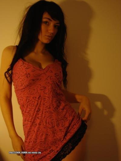 12P Picture set of a smoking hot amateur sexy emo teen