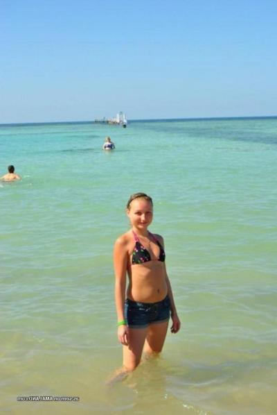 12P Pictures of a petite hottie posing sexy in her bikini