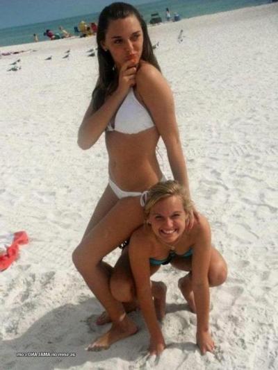 12P Selection of hot amateur bikini honeys posing outdoors