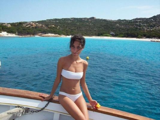 12P Gallery of an amateur petite chick posing in her bikini