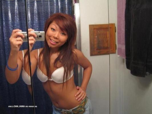 12P Selection of an amateur hottie selfshooting in her underwear