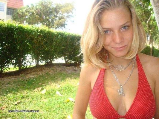 12P Compilation of an amateur teen posing sexy outdoors
