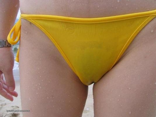 12P Bikini babe spreads and shows her pussy outdoors