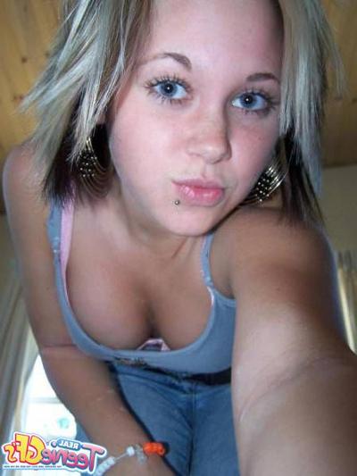 15P Cute teen girlfriends posing for pictures