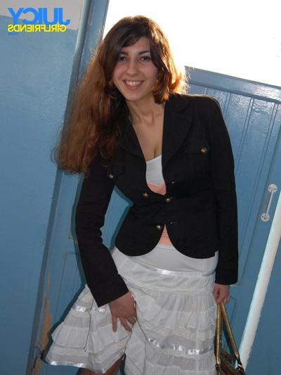 10P Belle fille aux gros seins dans le bain