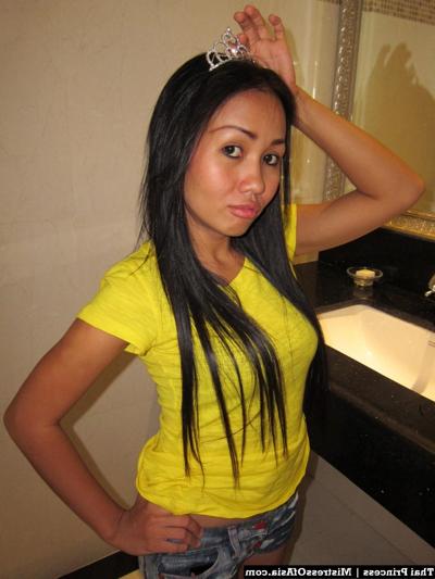12P Tiny Thai girl in shorts