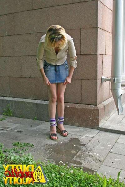 15P Ksenia squats down for a squirt