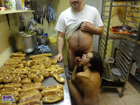 12P Exhibitionist babe gives blowjob
