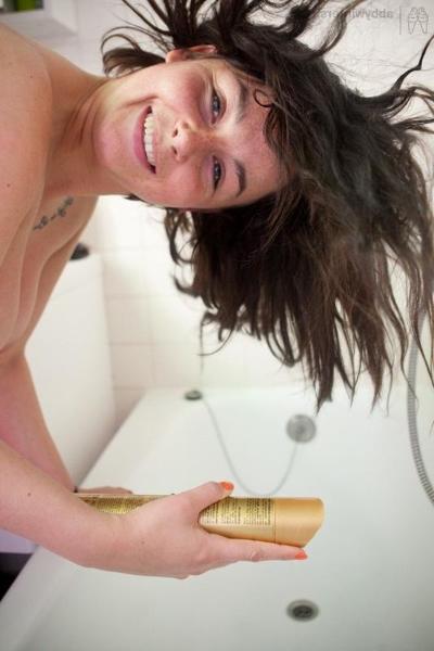 16P Naked woman in the bathroom