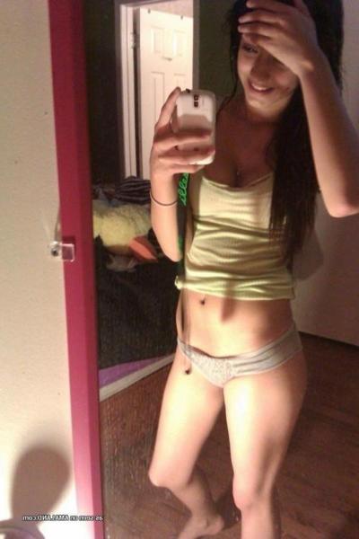 11P Amateur, jolie jeune brune prenant des photos seins nus dans un miroir