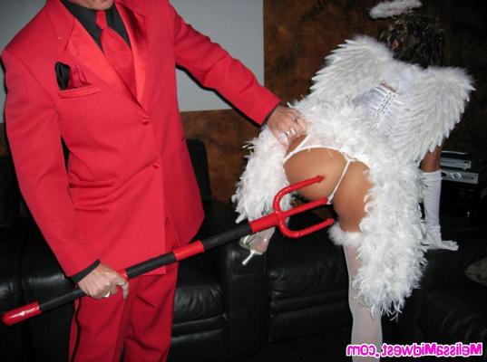 16P Melissa Midwest giving a public blowjob during Halloween party