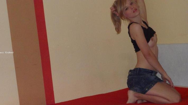 8P Blonde girl spreading her warm pussy and hot ass
