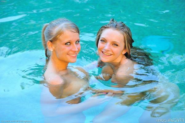 15P Filles flexibles totalement nues et jouant dans la piscine