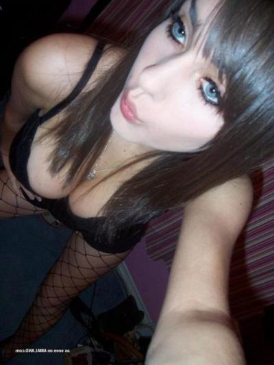 11P Pictures of a sizzling amateur bombshell's sexy selfpics