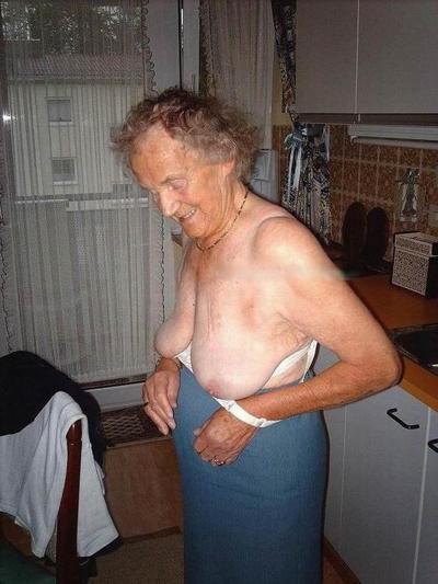 16P abuelas muy viejas mostrando cuerpos arrugados