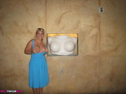 20P Wife nude in public