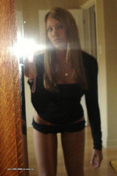 12P Blonde amateur hottie selfshoots in a curved mirror