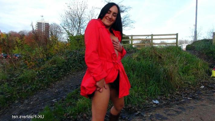 8P Amateur brunette exhibitionist Chloe plays with her pussy outsid
