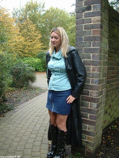 13P Emma louise orinando en público y al aire libre milf orinando en la calle