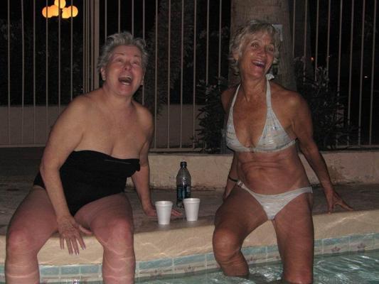 13P very old amateur grannies posing and in action
