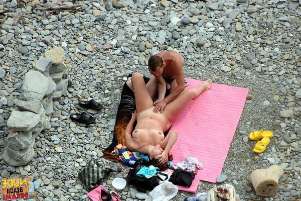 15P Lucky guy playing with gfs pussy on the publick beach