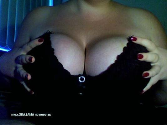 10P photo set of an amateur chunky gf showing her tits and twat