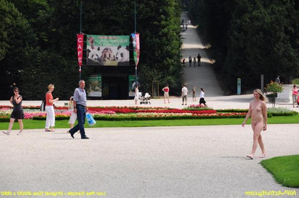 15P Naked teen walking outdoors in public