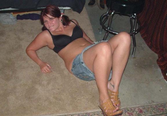 10P Photos of a thick gf playing with her big juggs